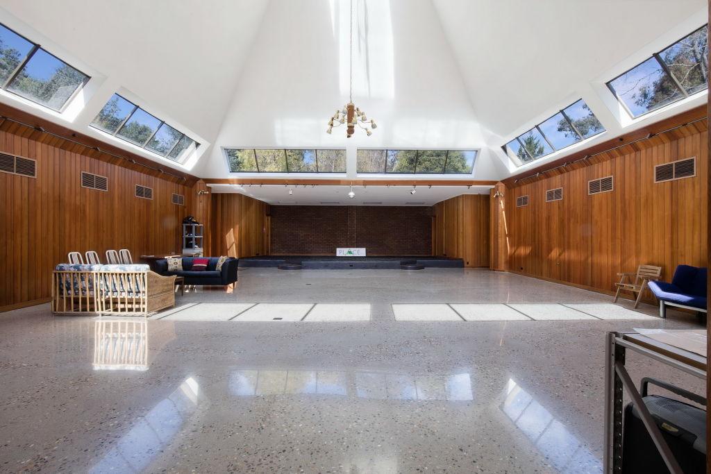 DICKENS_Church_Interior_xammwq