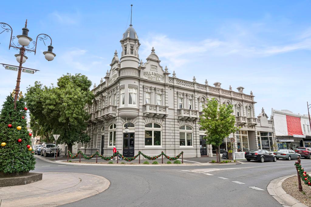 The Bull & Mouth Hotel , 119-125 High Street, Maryborough, VIC