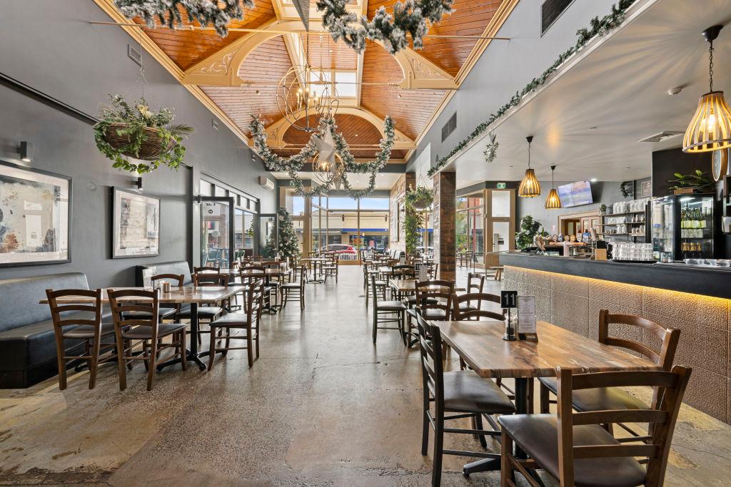 The Bull & Mouth Hotel , 119-125 High Street, Maryborough, VIC