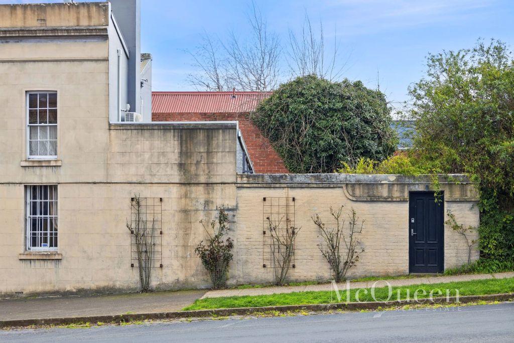 Side_entrance_u9bv2n