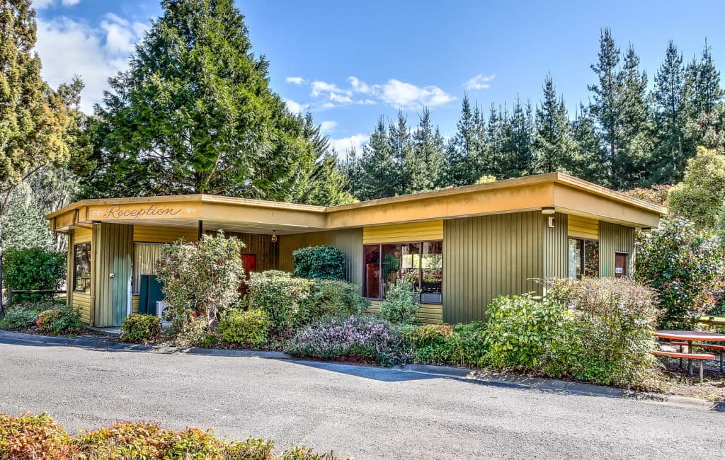 DICKENS_Reception_Building_h29x8j