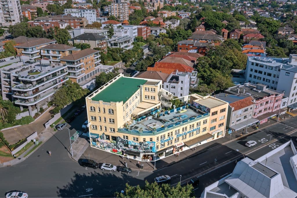 Noah_s_gets_mixed_reviews_for_housekeeping_standards_but_not_for_position._rwjjcv