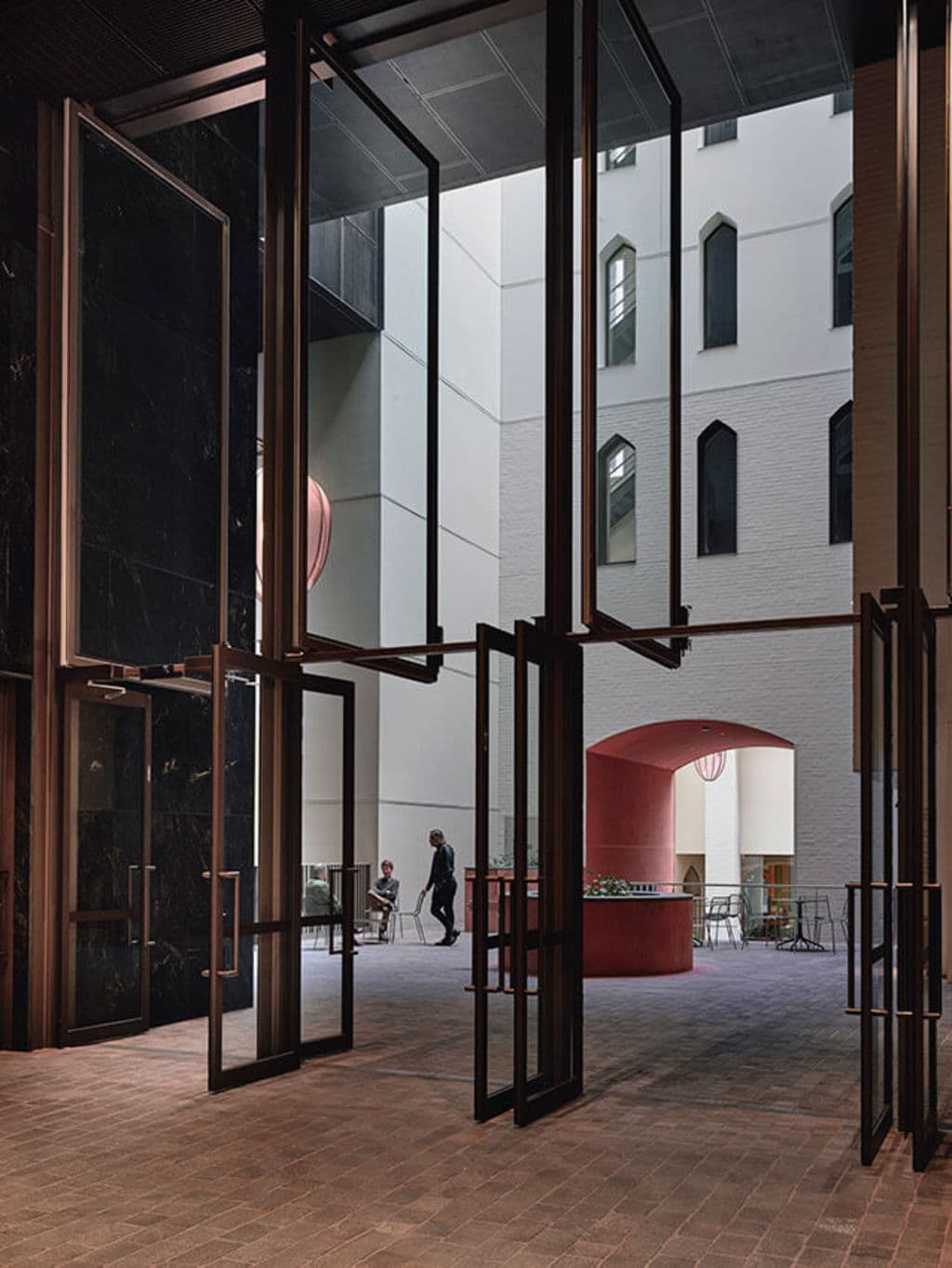 One_of_the_public_access_courtyards_at_Queen_Collins_by_KTA._Photo_Derek_Swalwell_duhz5n