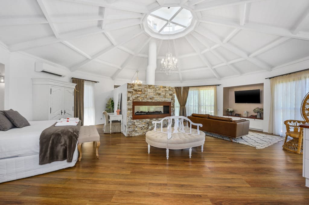 Austinvilla_Estate-honeymoon-suite_mnf8vw