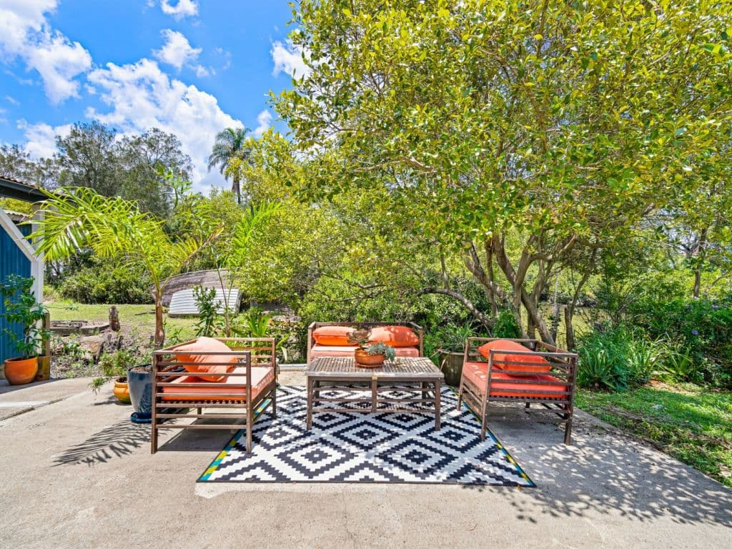 Beyond_the_outdoor_living_zone_is_the_creek._Phot_L.J.Hooker_r5npzr