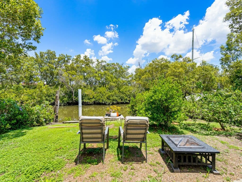 So_close_to_the_Brisbane_CBD_but_so_far_atmospherically._Photo_L.J.Hooker_te9muk