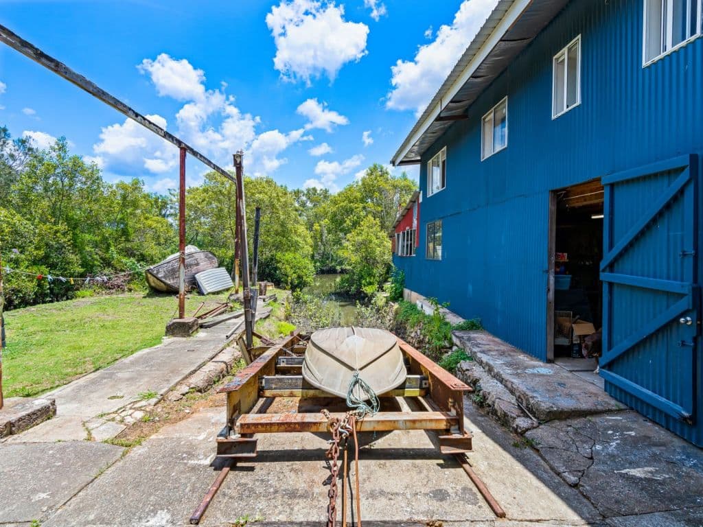A_slipway_is_part_of_the_property_offering._Photo_L.J._Hooker_l2fpps