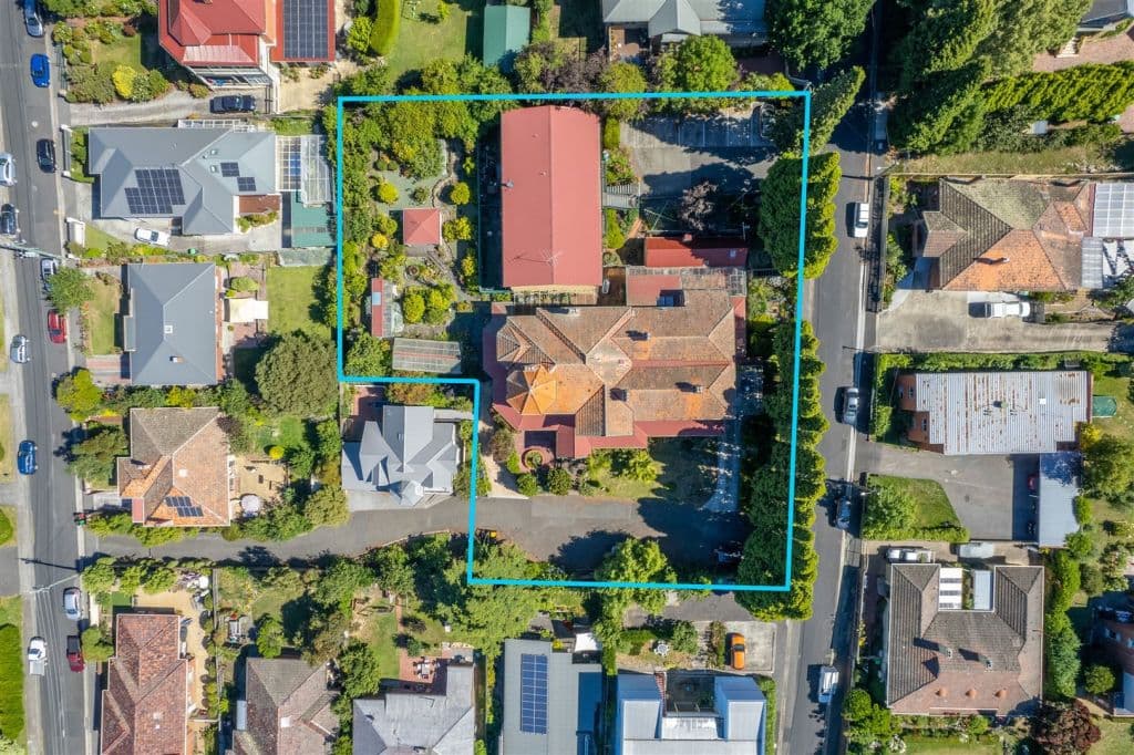 The_subdivision_option_separates_the_new_house_The_Folly_from_the_grand_Federation_home_Werndee._Image_Knight_Frank_bfsusk