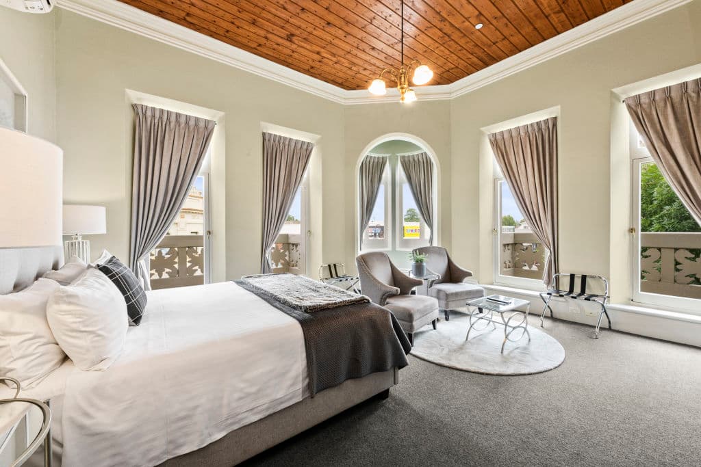 The Bull & Mouth Hotel , 119-125 High Street, Maryborough, VIC