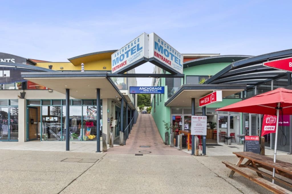 The motel as seen from the front includes accommodation and shopfronts.