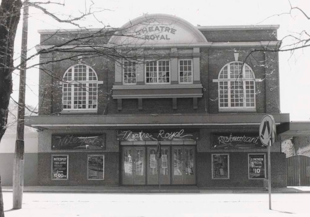 Lithgow's Theatre Royal on Main Street in 1933 depicted in black and white photo.