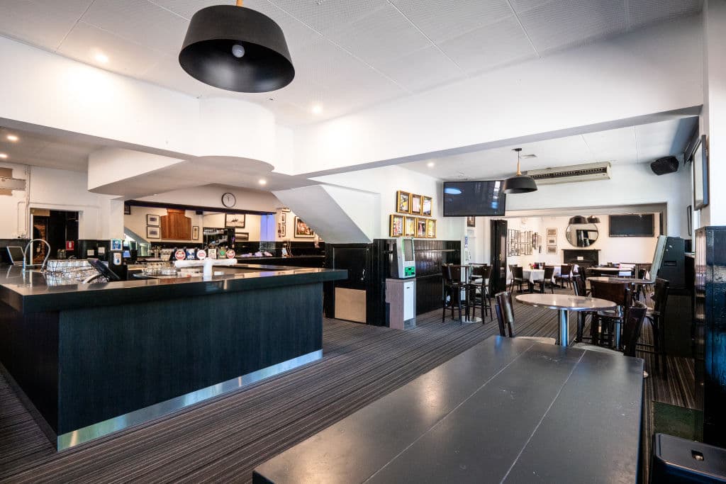 emerald-hotel-sports-bar