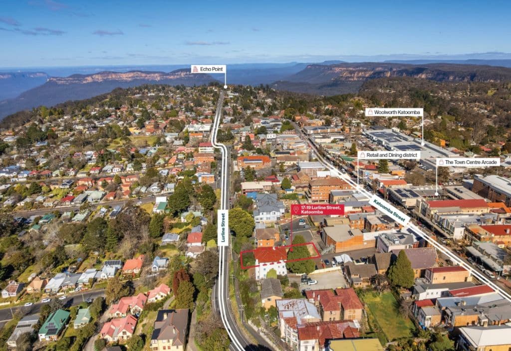 Echo Point lookout offers stunning views of the Three Sisters in the Blue Mountains.